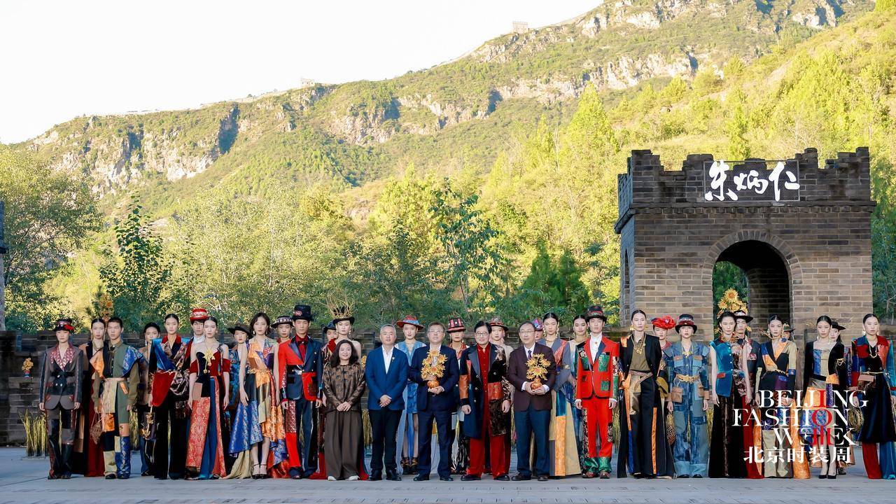 朱炳仁又有新身份！跨界设计服装登上北京时装周闭幕大秀