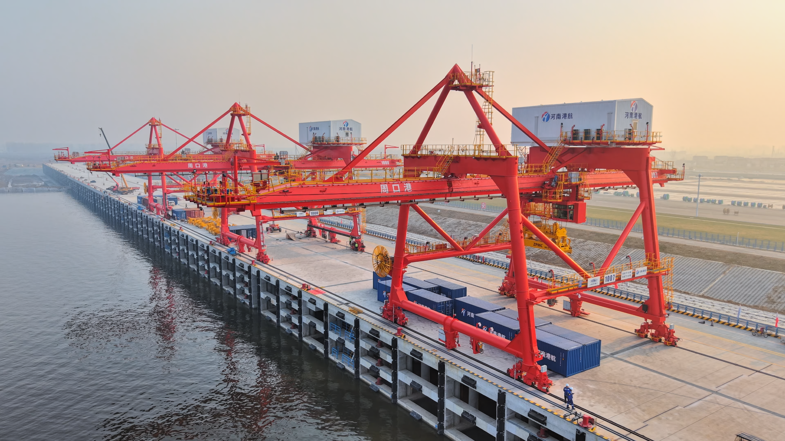 周口港中心作业区自动化港机设备启用 单台岸桥年作业能力达12
